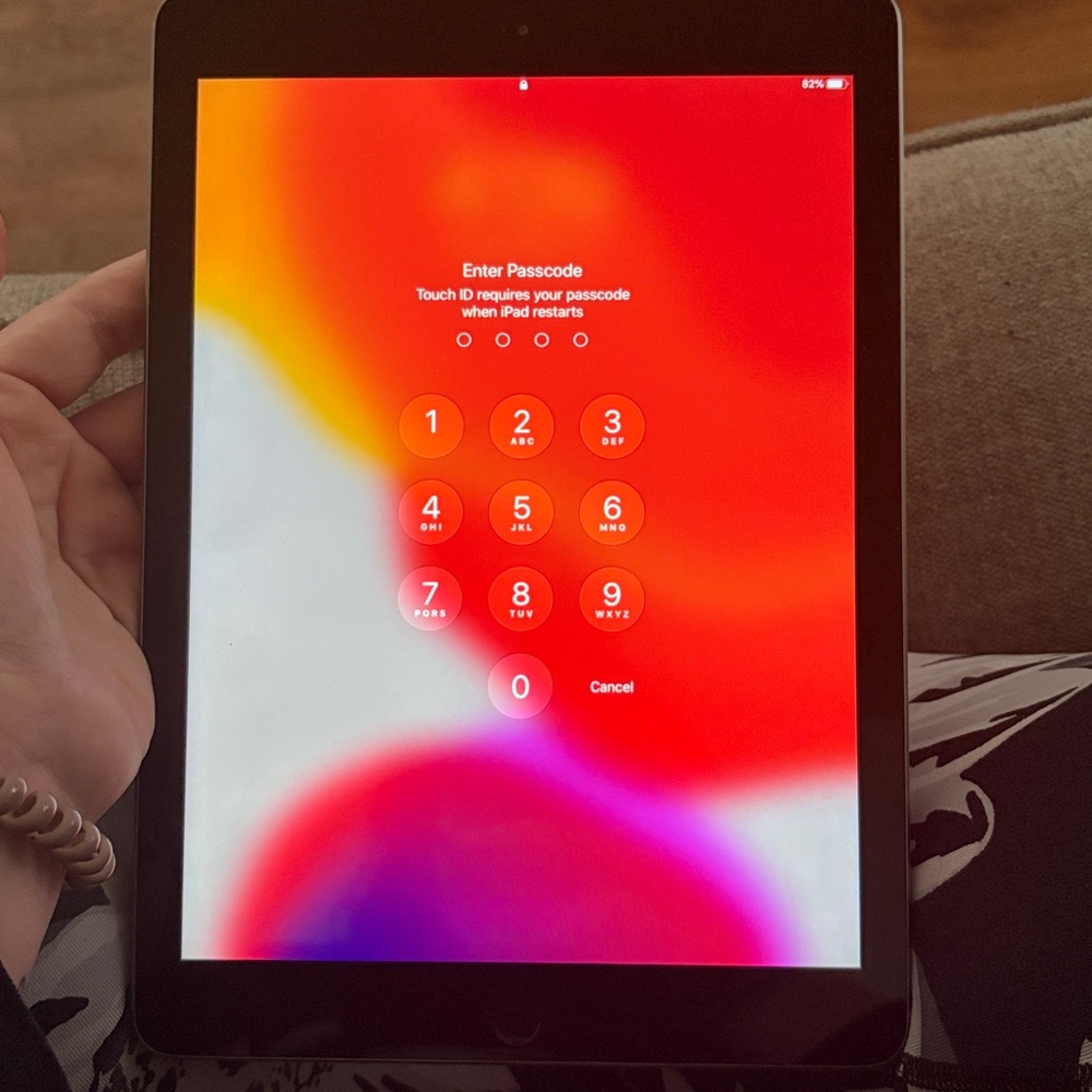 Apple iPad 6th Generation Space Gray 9.7 inch - WiFi - 32GB